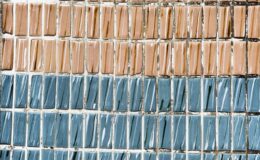 Glasierte Wandfliesen mit Ausblühungen und Salzkrusten - Erscheinungsbild ähnlich den Ausblühungen auf Klinker