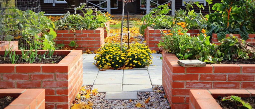 Gemüsegarten mit hochbeet aus rotem Backstein; Idee zum hochbeet selber bauen aus Klinker